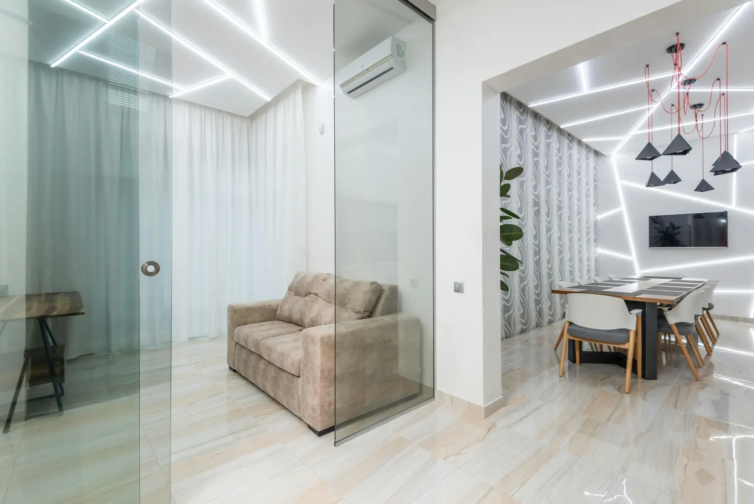 Moderne Ganzglas-Schiebetür zwischen Esszimmer und Wohnzimmer