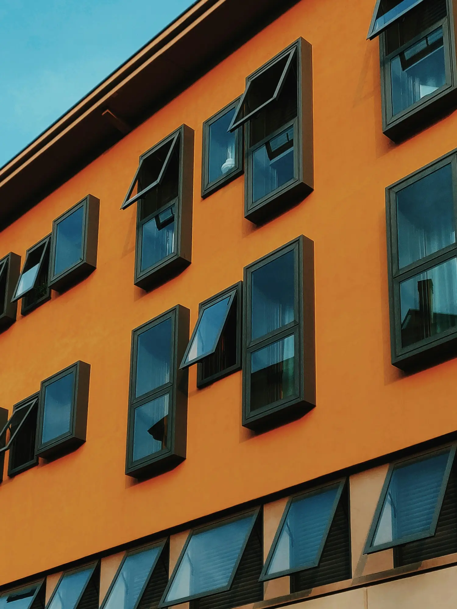 Glaser montiert eine große Glasscheibe in einem modernen Neubau.