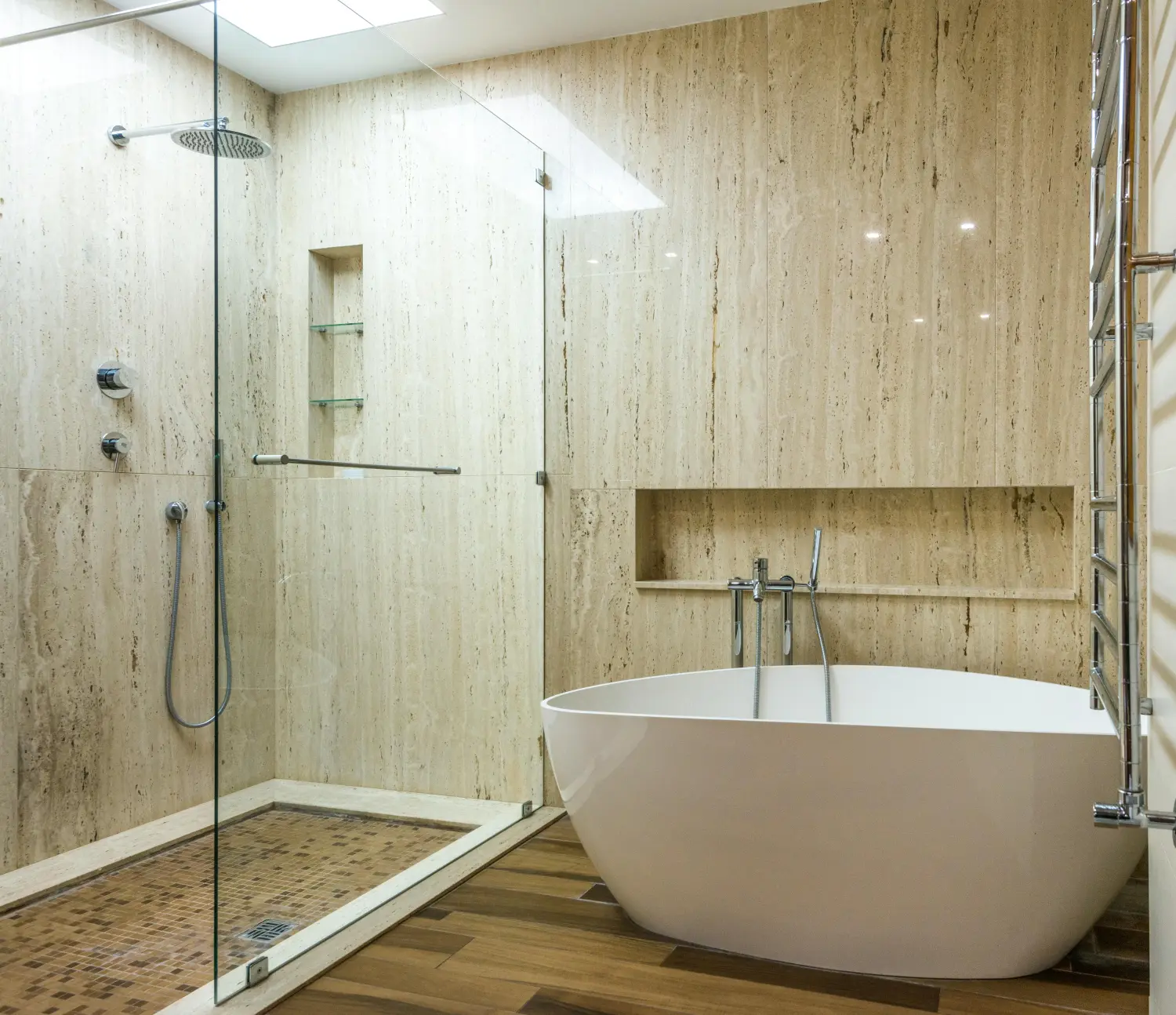 Maßgefertigte Glasdusche an der Dachschräge