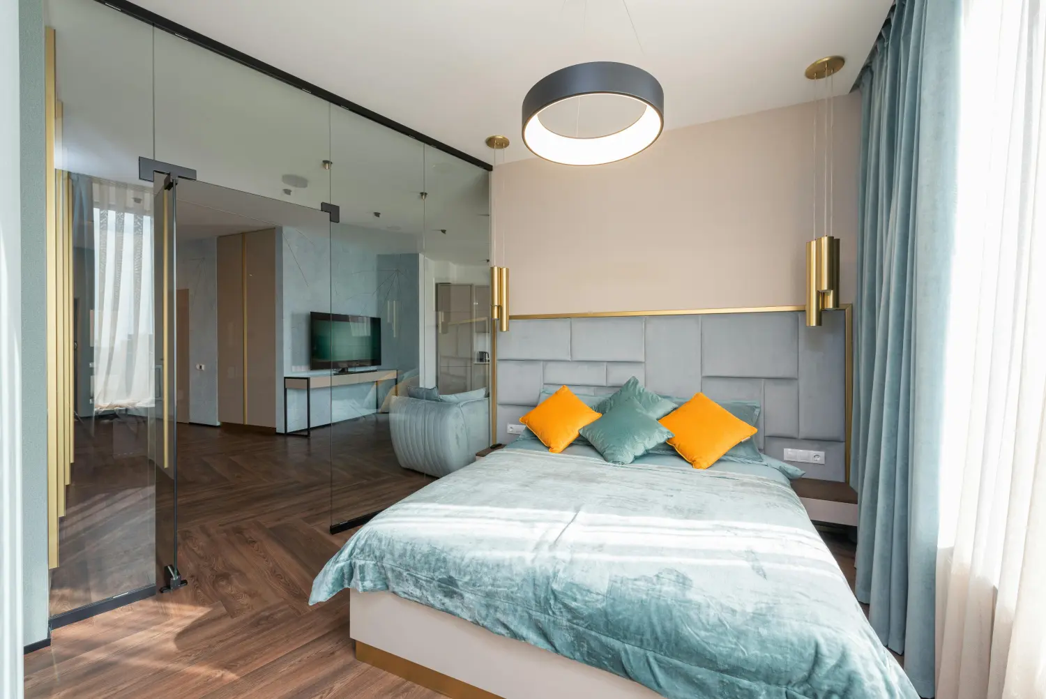 Moderne Glasfassade eines Hotels bei Tag