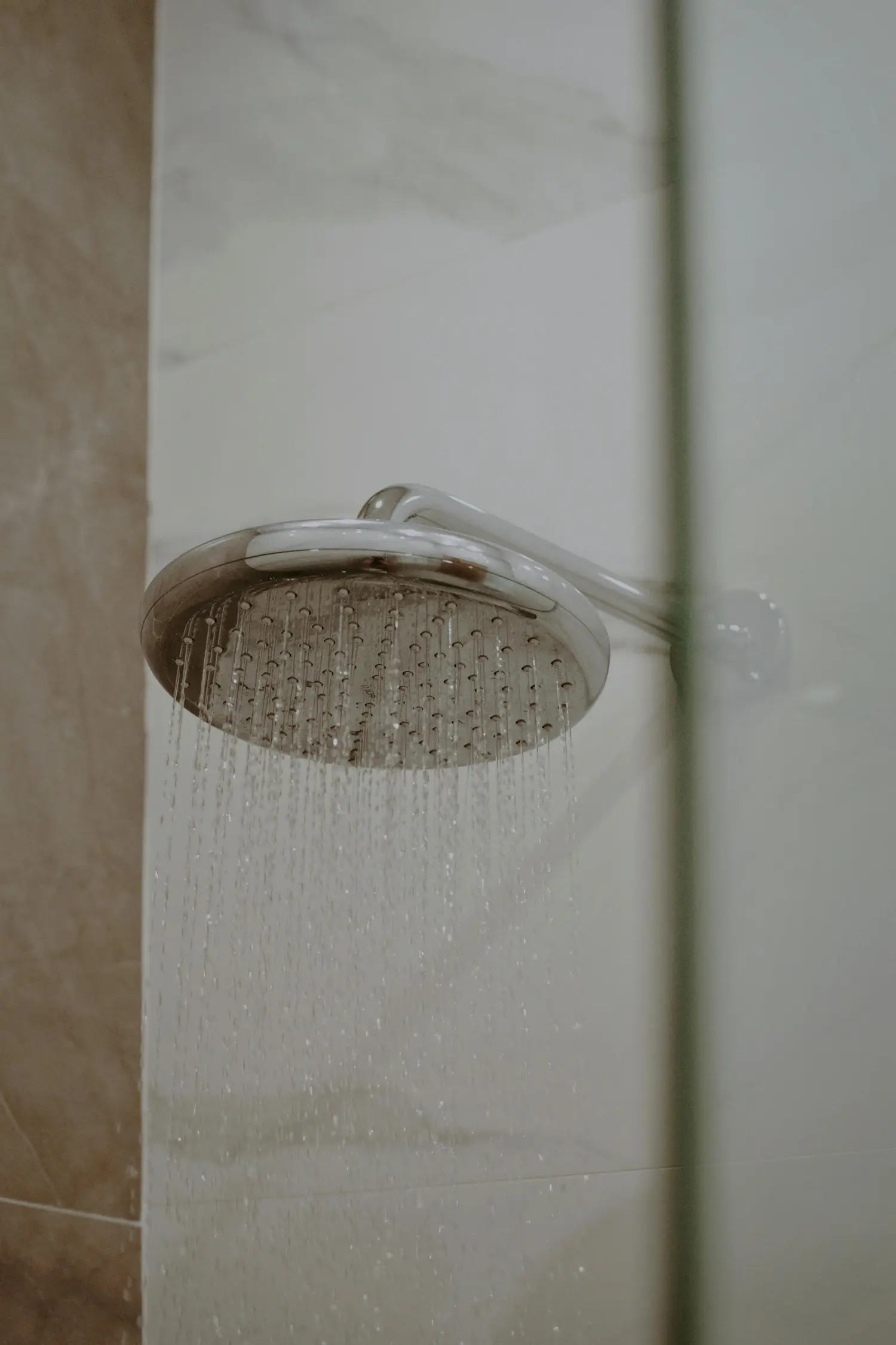 Moderne Glasdusche mit einer Nano-Glasversiegelung gegen Kalk