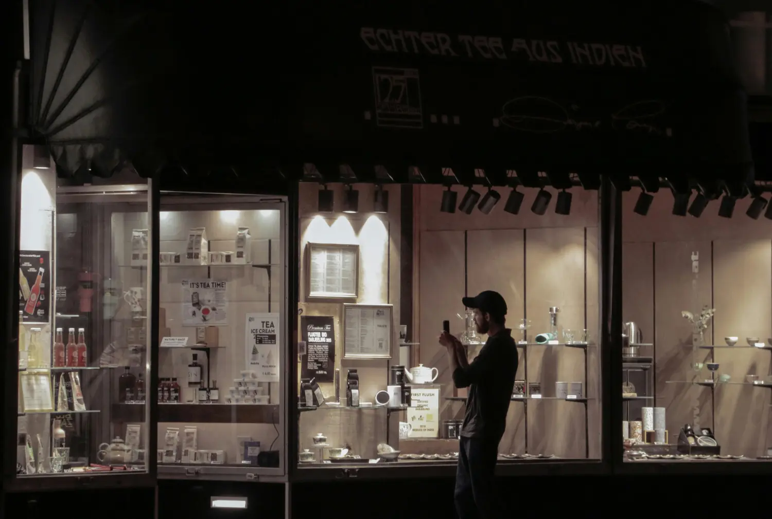 Maßgeschneiderte Glasvitrine und Verkaufstheke in einem modernen Ladenlokal