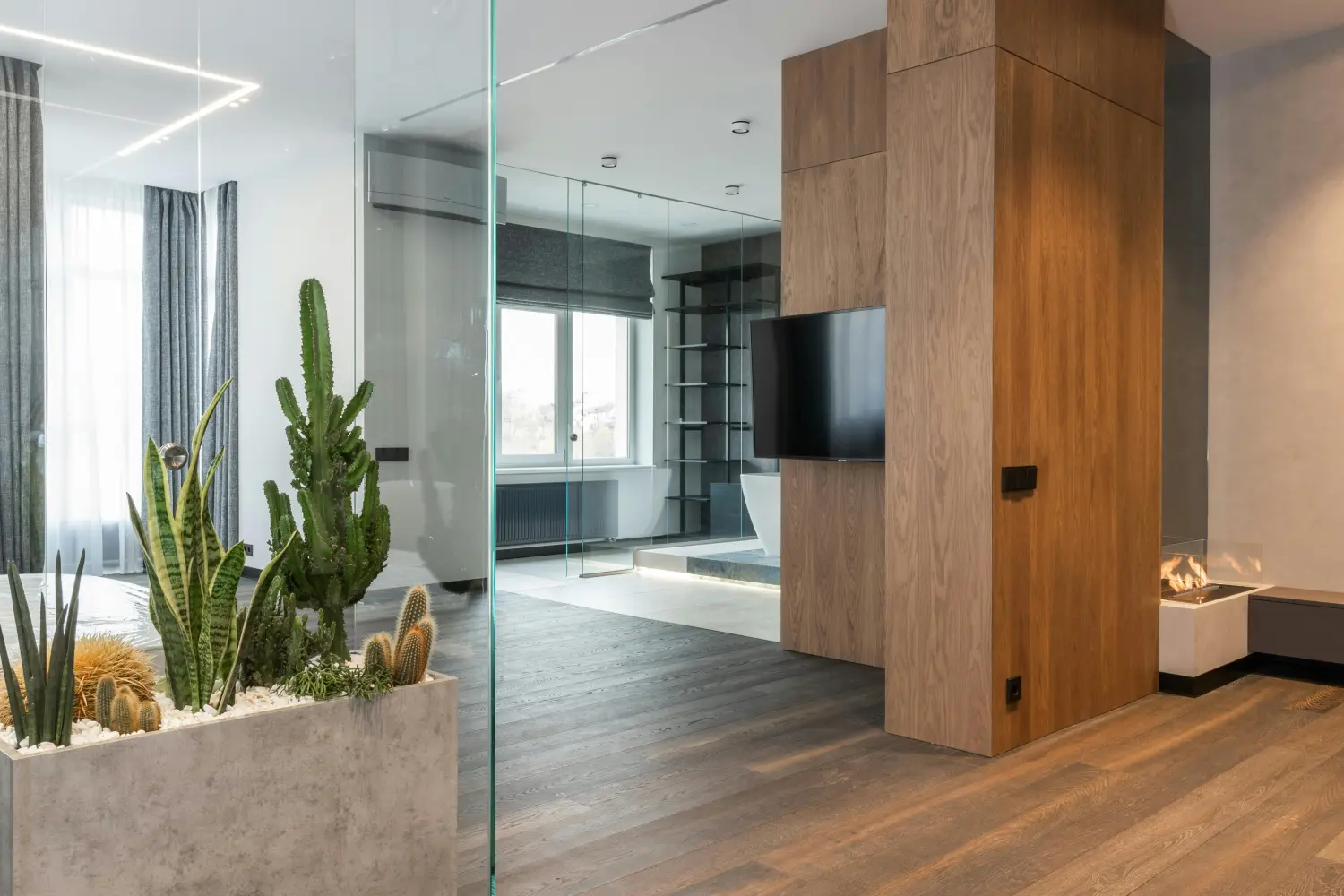 Zeitloser Minimalismus im Wohnzimmer mit großen Glasflächen
