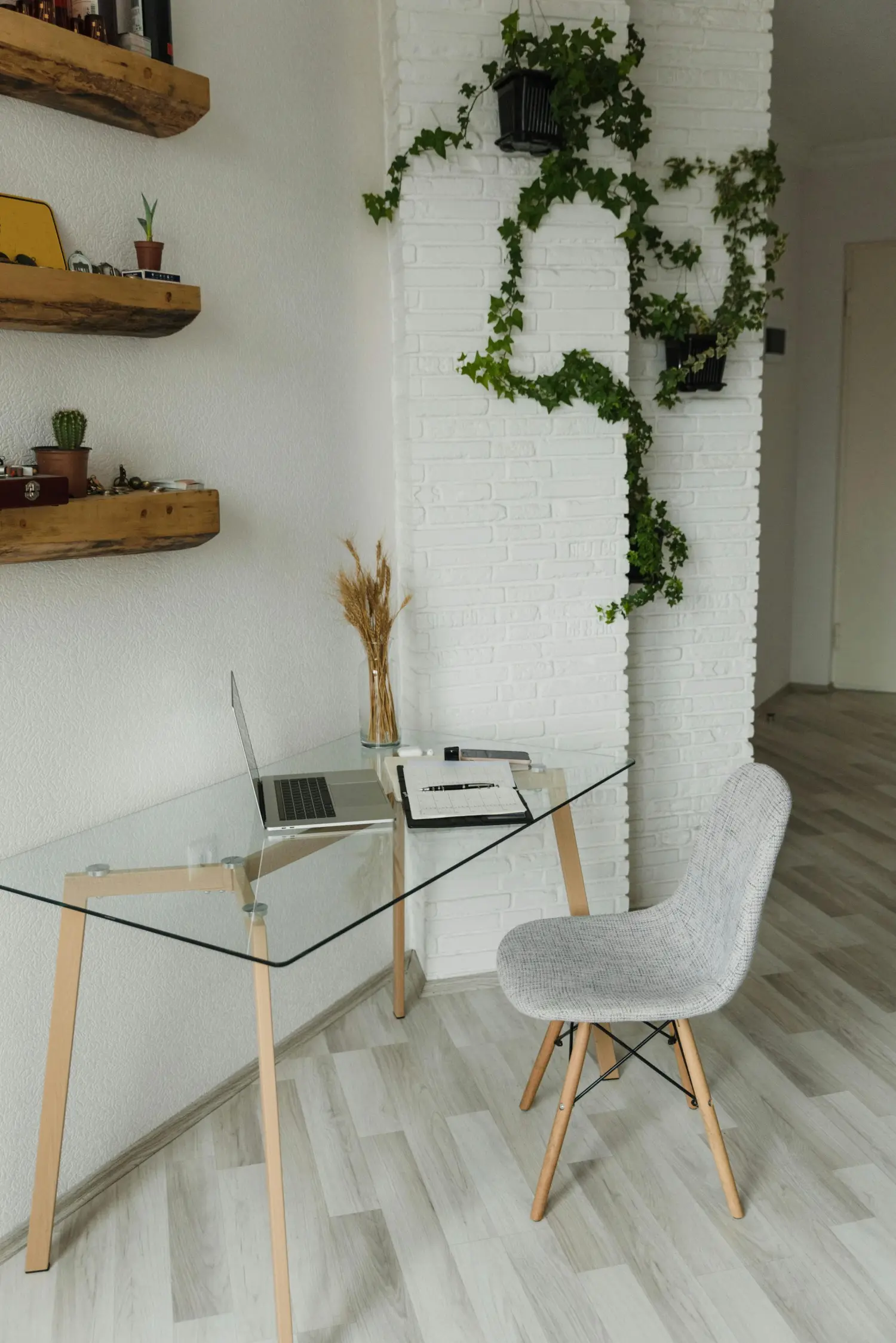 Moderne Glasmöbel wie ein gläserner Couchtisch in einem hellen Wohnzimmer