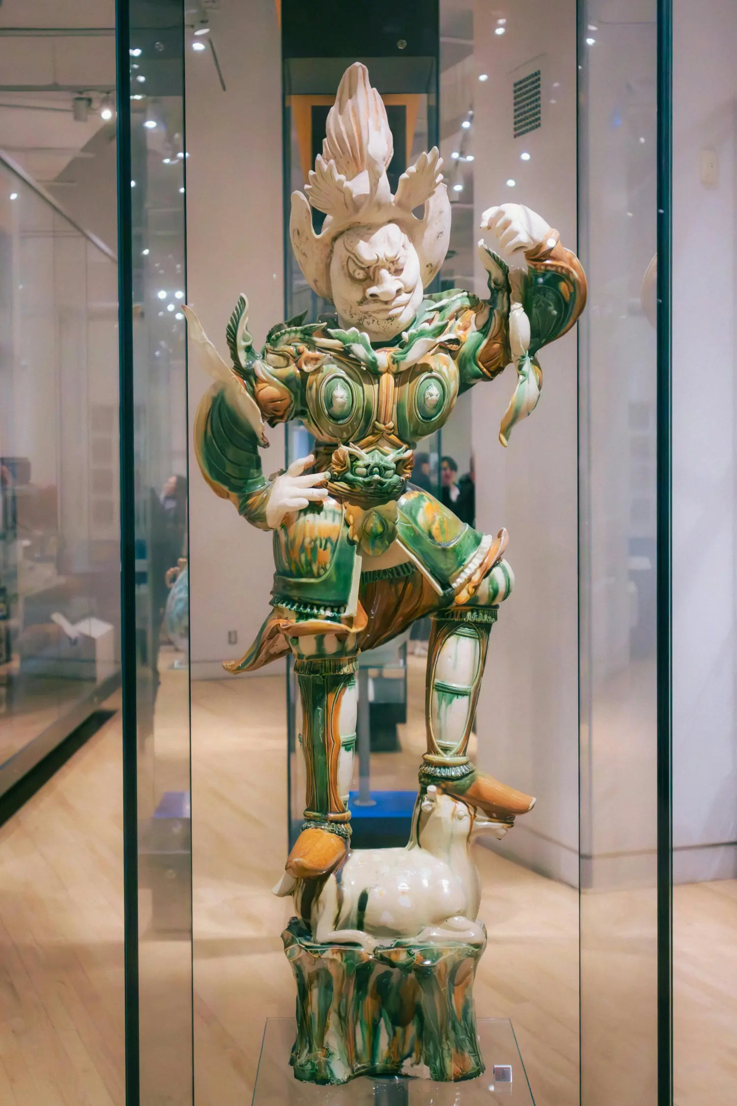 Mehrere professionelle Glasvitrinen in einem modernen Museumsausstellungsraum.