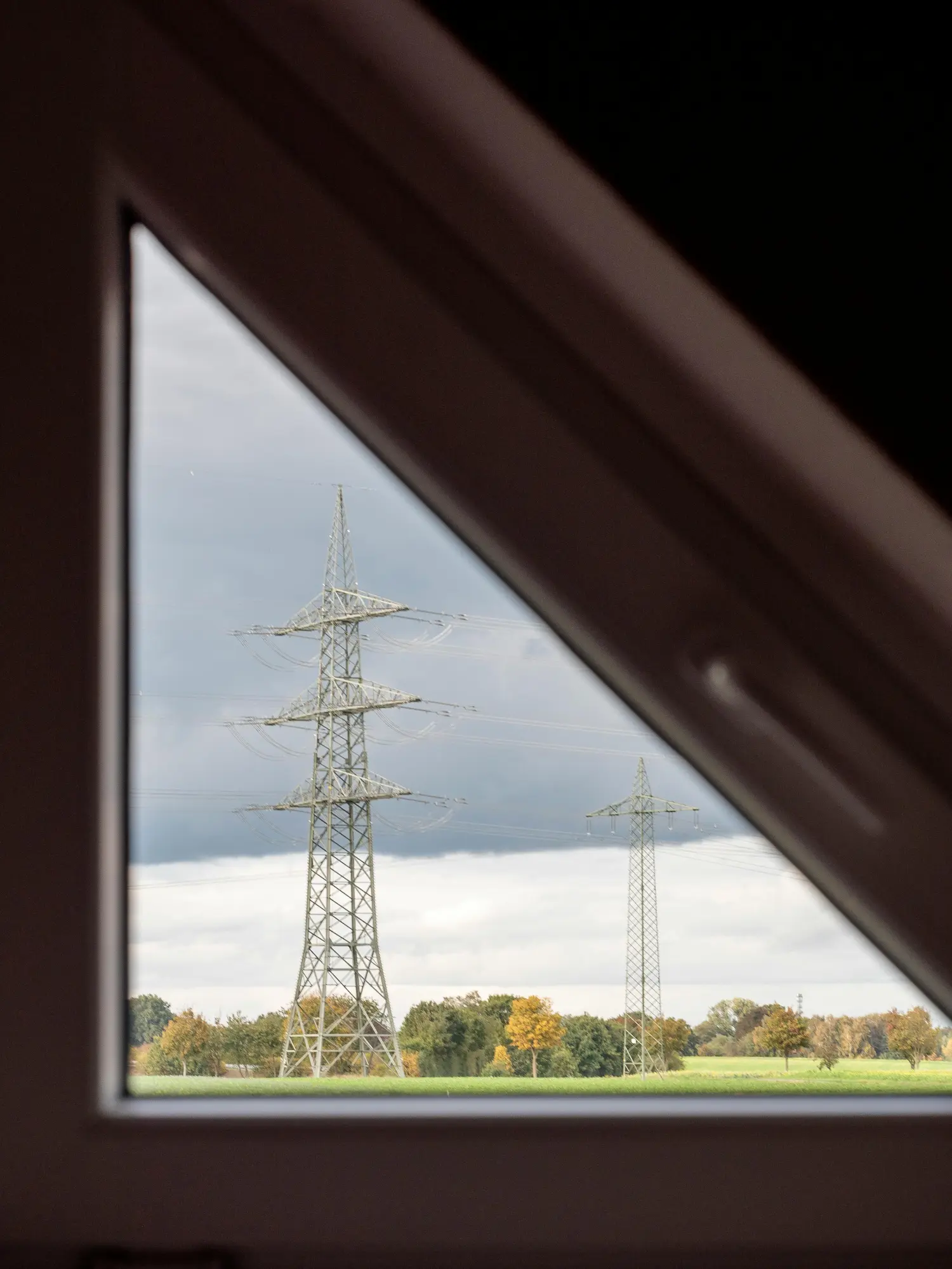Großzügige Glasfassade eines modernen Hauses, die Tageslicht hereinlässt