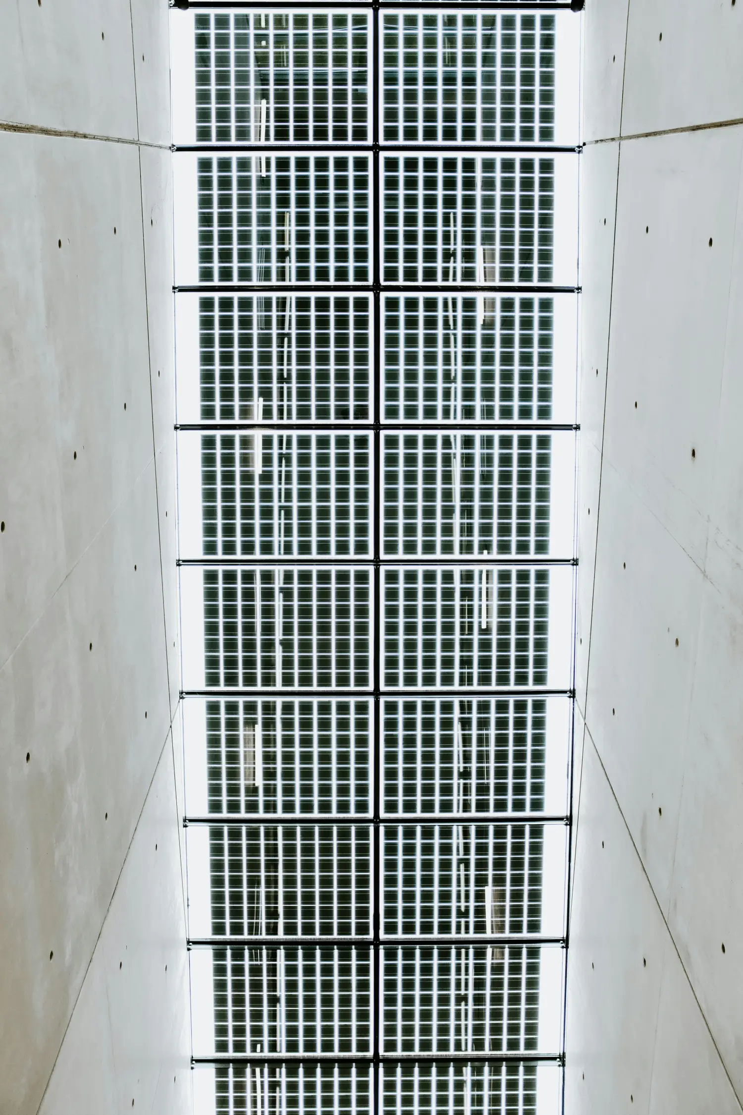 Moderne Glasfassade eines Bürogebäudes mit integriertem Photovoltaik-Glas.