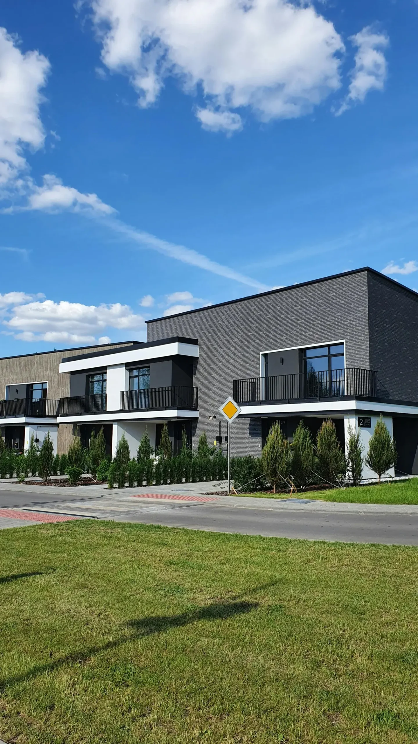 Einfamilienhaus mit großen Fensterflächen im Erdgeschoss, die mit Sicherheitsfolie nachgerüstet werden könnten.